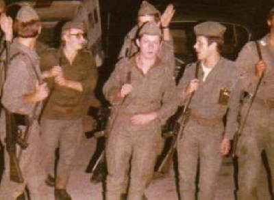 Die Soldaten sind bester Stimmung